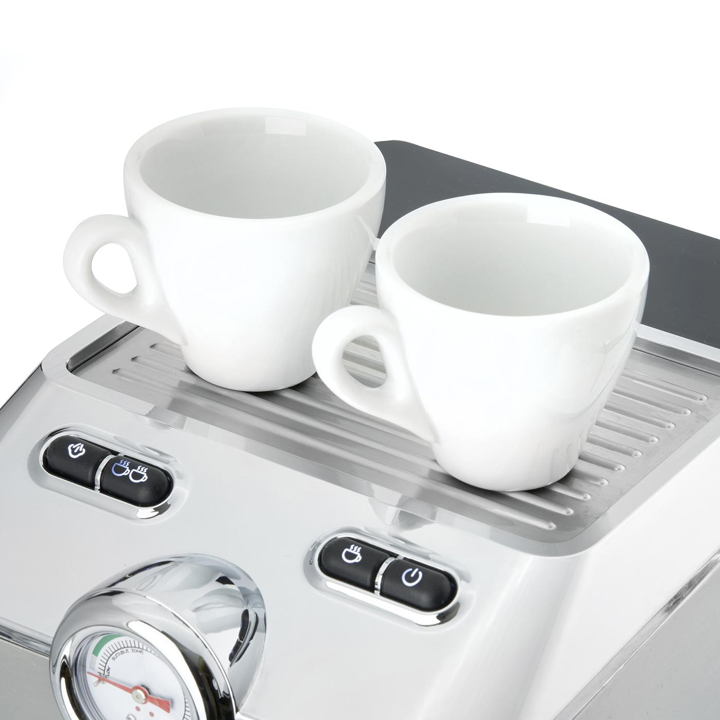 Espressomaschine mit zwei weißen Tassen, Chromoberfläche und Messgeräten.