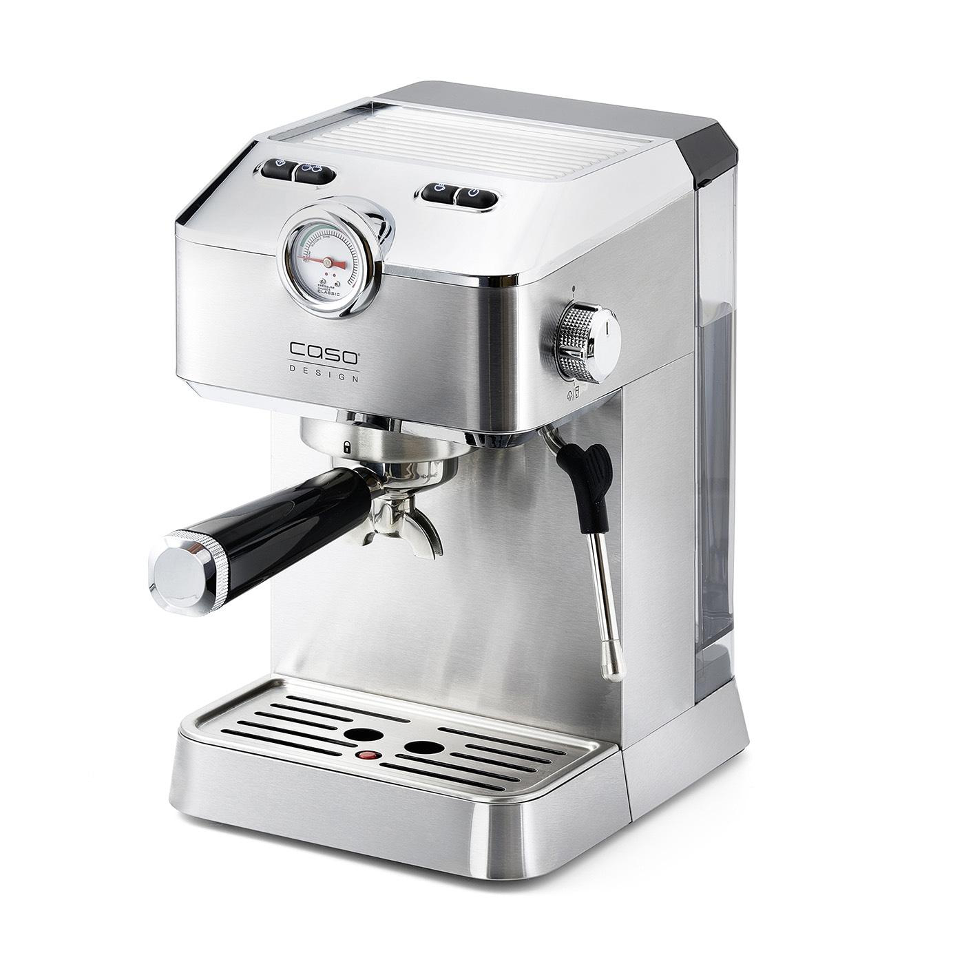 Eine silberne Espressomaschine mit schwarzem Griff und Anzeige.