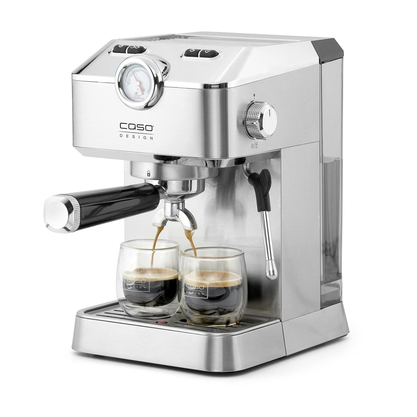 Silberne Espressomaschine mit Kaffee, der in zwei Gläser gegossen wird. Weißer Hintergrund.