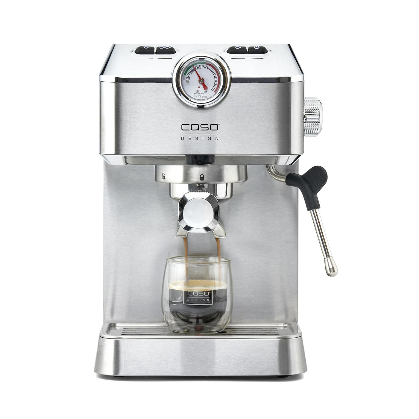 Eine Espressomaschine aus Edelstahl mit einem Glas Espresso unter dem Auslauf.