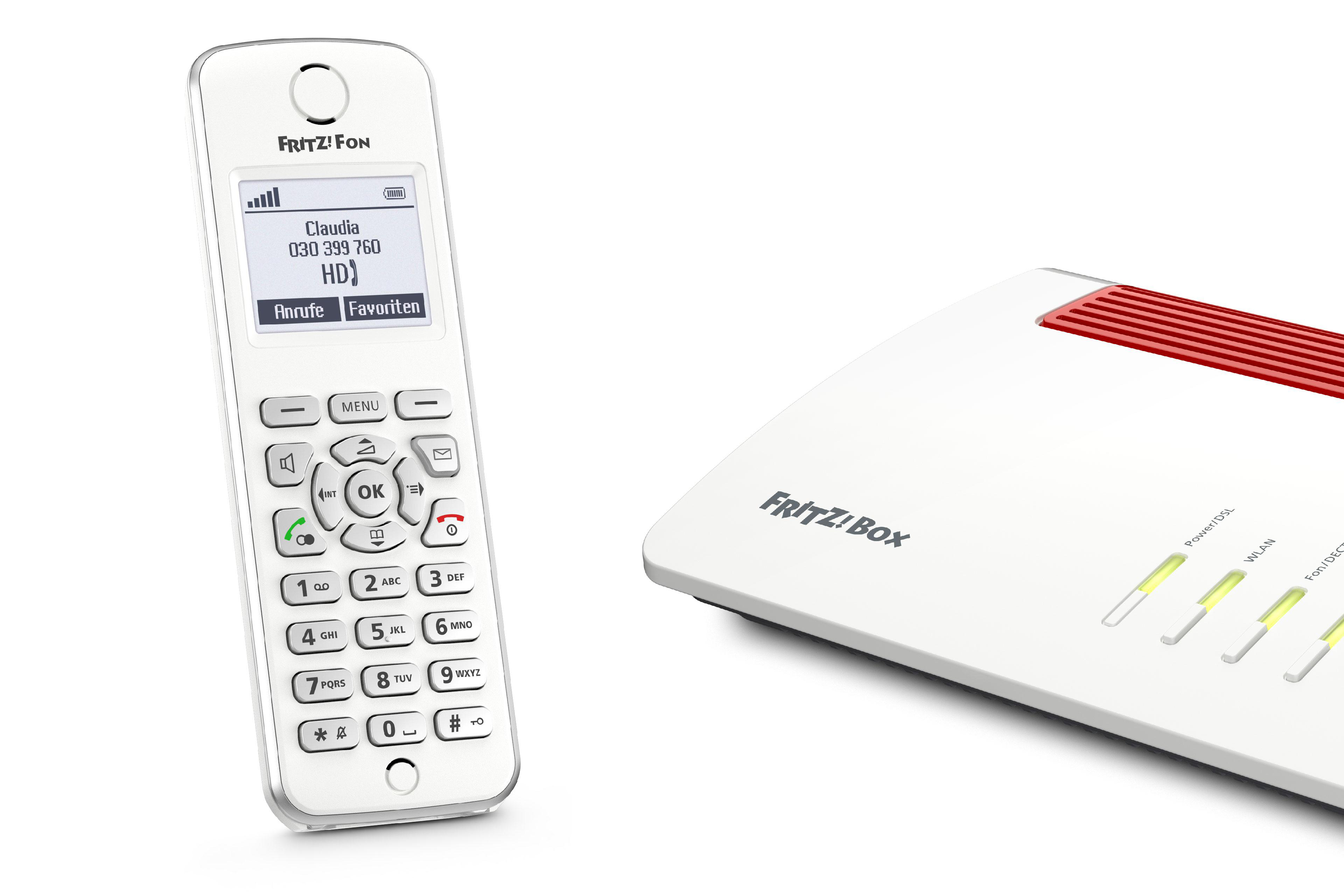 Weißes FritZ!Fon Telefon und FritZ!Box Router auf weißem Hintergrund.