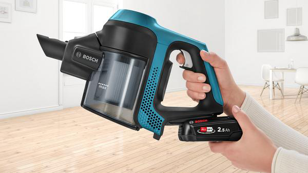 Eine Hand hält einen kabellosen Staubsauger in Blau und Schwarz. Der Staubsauger hat einen Staubbehälter.