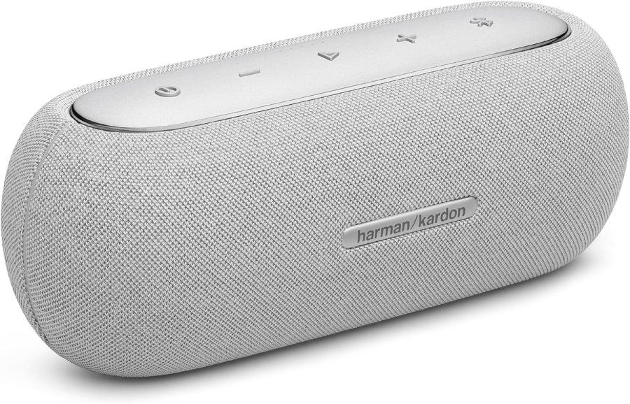 Altavoz gris Harman/Kardon con textura de tela, botones plateados y logo.