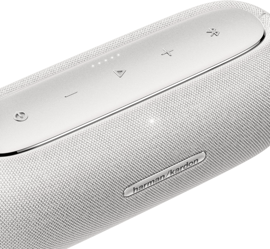 Un altavoz blanco con borde plateado y panel de control plateado con 'harman/kardon'.
