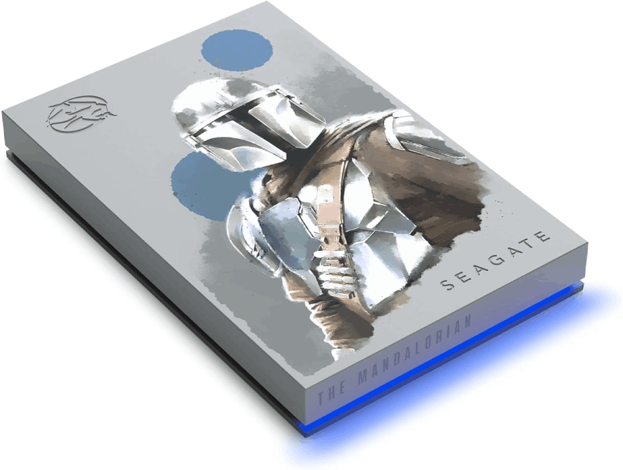 Un disco duro externo Seagate con una imagen de Mandalorian. La parte inferior tiene una luz azul y el nombre de la marca.