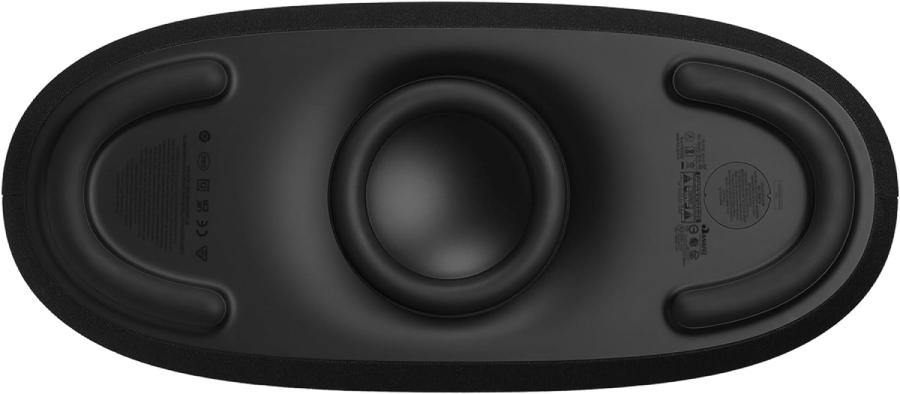 La parte inferior de un altavoz negro con un subwoofer y patas de soporte.