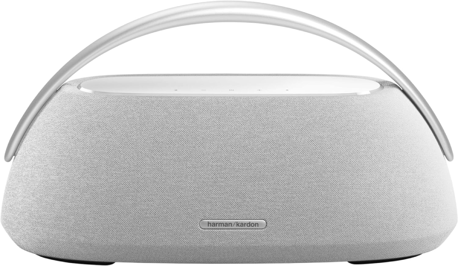 Un altavoz blanco con asa plateada. El altavoz tiene la marca 'harman/kardon'.