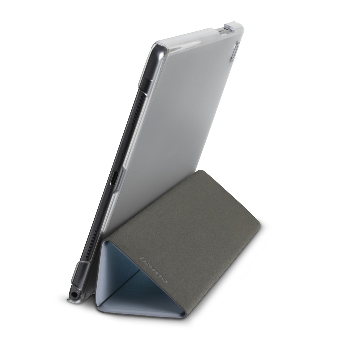 Ein Tablet steht in einer Hülle, nach oben abgewinkelt. Die Hülle ist grau und blau, das Tablet silber.