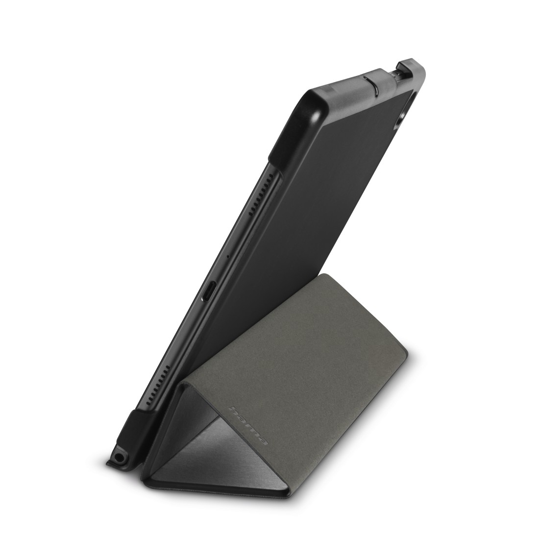 Schwarzes Tablet in einem Ständer, schräg vor weißem Hintergrund.