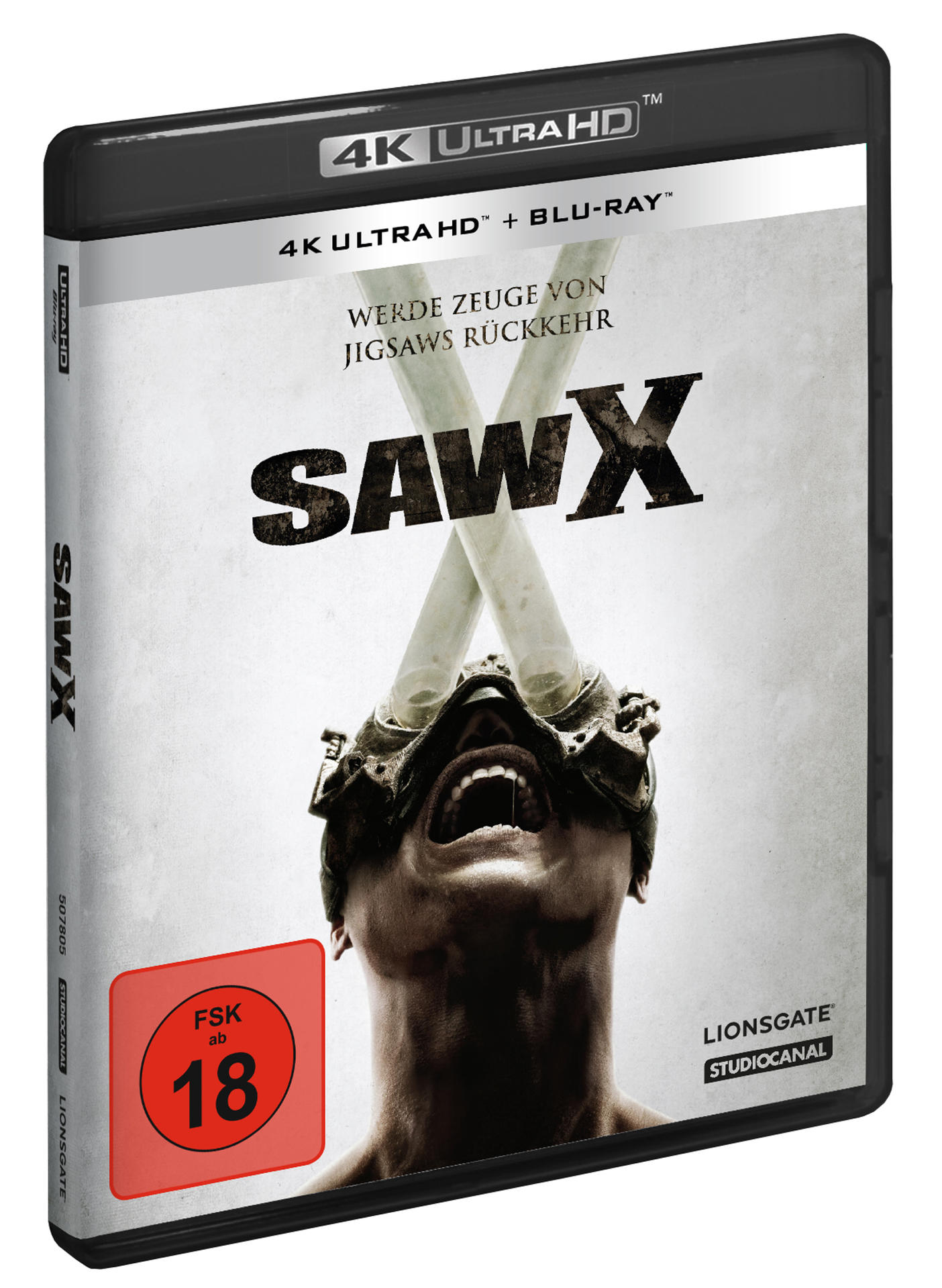 Saw X DVD-Cover. Das Gesicht eines Mannes mit Gerät auf dem Kopf, rote '18'-Kennzeichnung sichtbar.