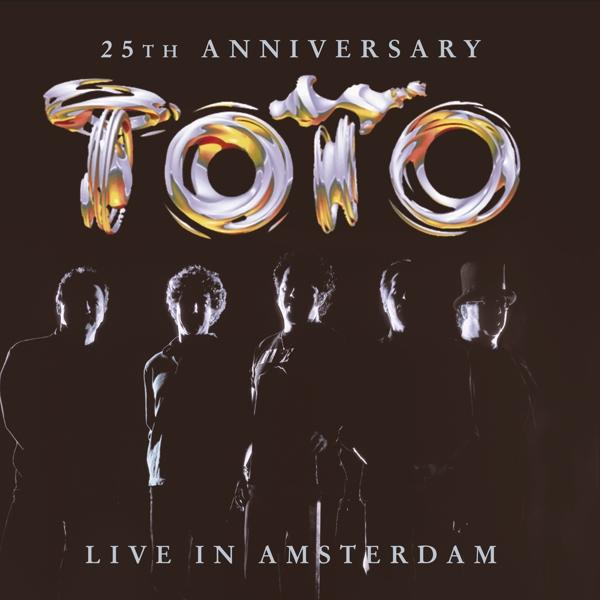 TOTO-Albumcover. Bandmitglieder treten auf der Bühne auf. 25. Jubiläumstext.