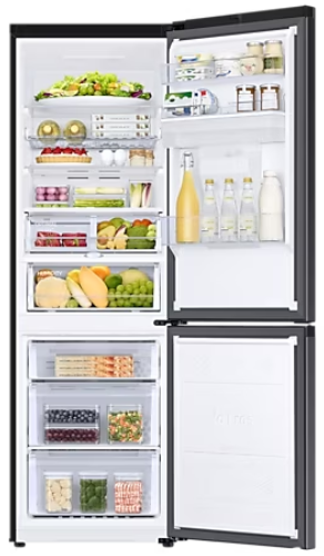 Otwarta lodówka z półkami i zawartością. Owoce, warzywa, butelki i nabiał.