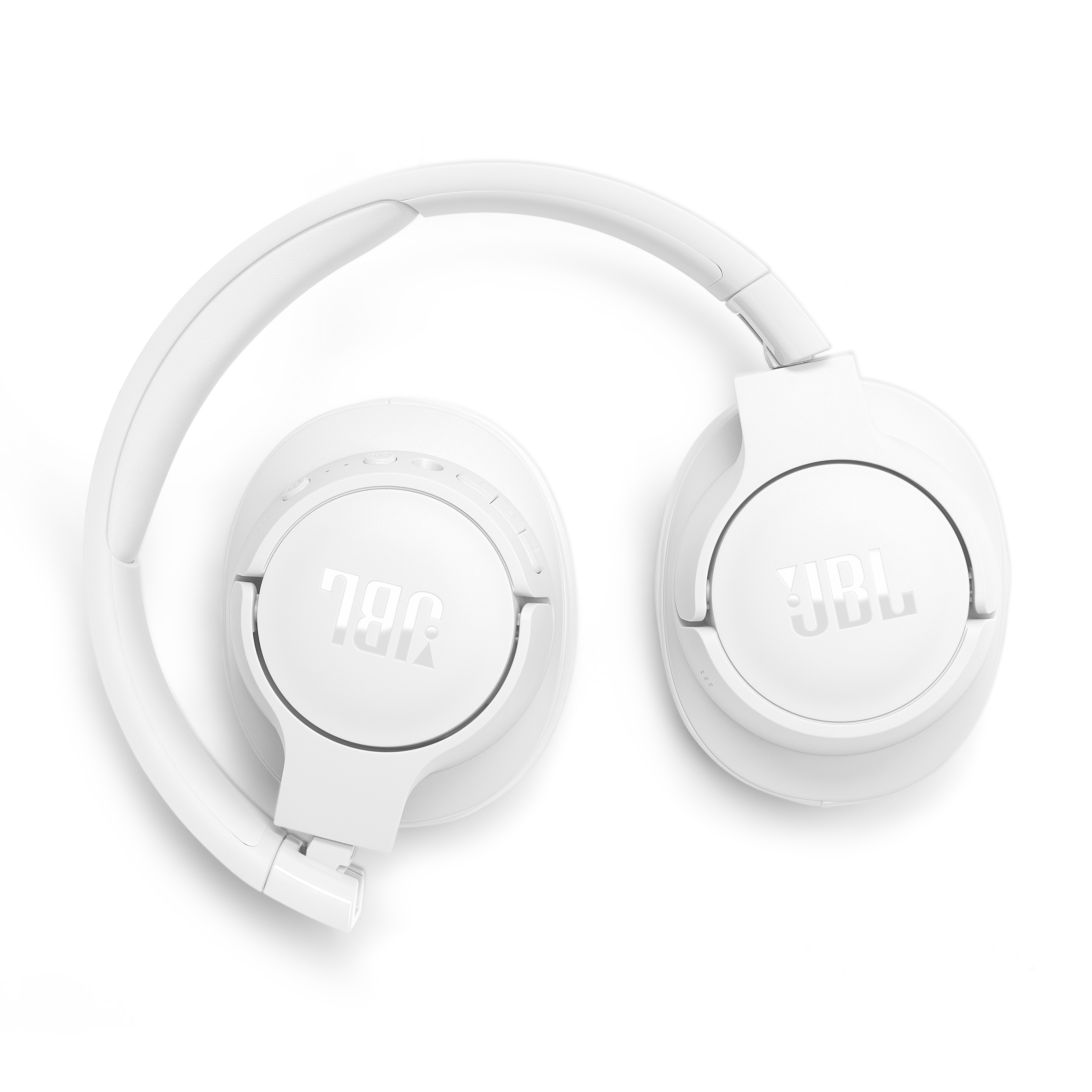 Beyaz JBL kulaklıklar, katlanmış. Kulaklıklarda JBL logosu var.