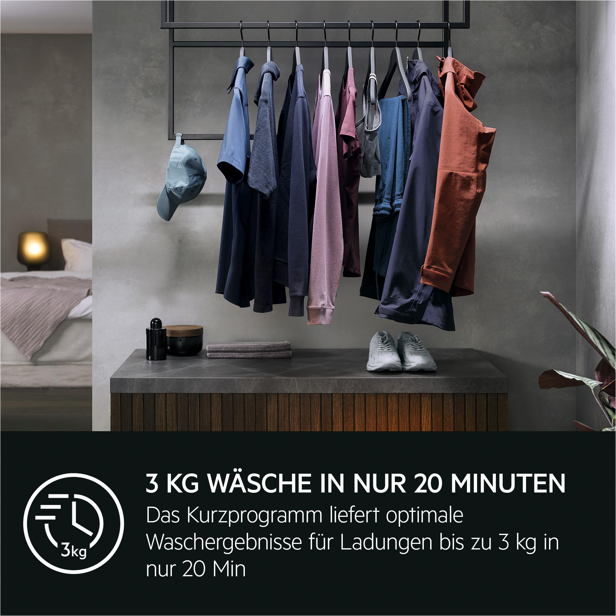 Kleidung hängt auf einem Gestell mit Text über einen Schnellwaschgang für 3 kg Wäsche in 20 Minuten.