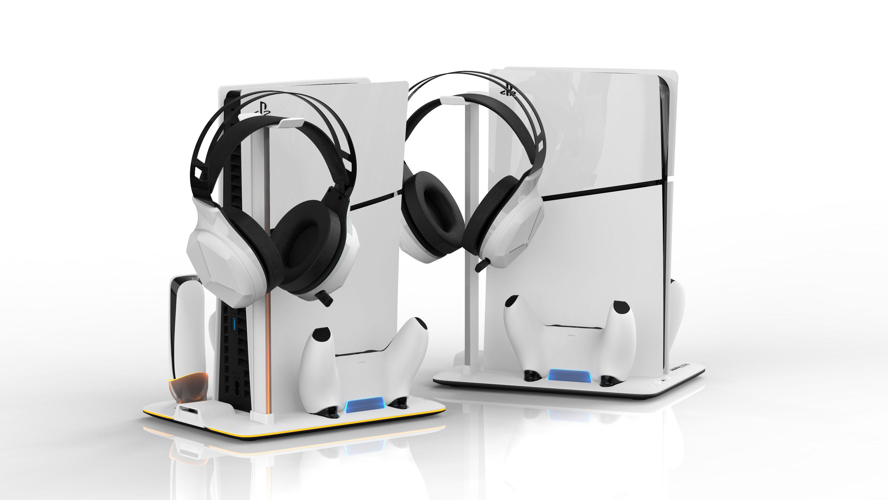 Zwei weiße Spielkonsolen mit Headsets und Controllern.