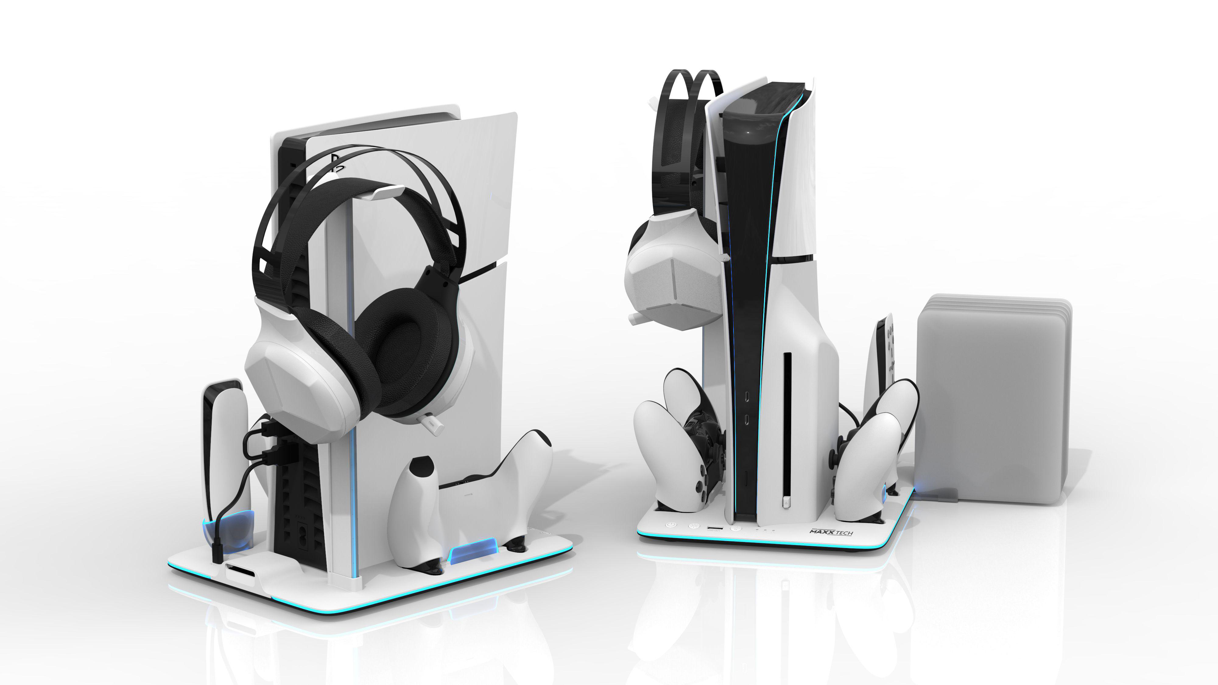 Zwei weiße PlayStation 5-Ständer mit Headsets, Controllern und einer Ladestation. Der Hintergrund ist weiß.