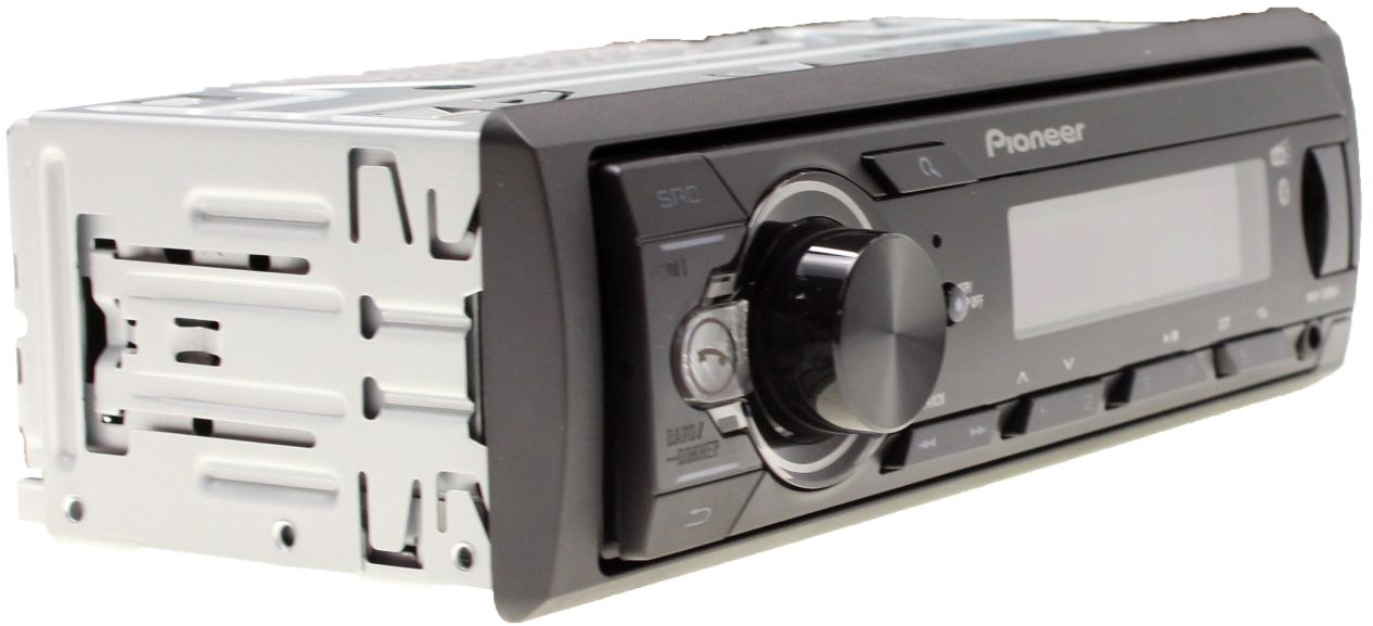 Ein Pioneer-Autoradio mit schwarzer Front und silbernem Rahmen, isoliert auf Weiß.