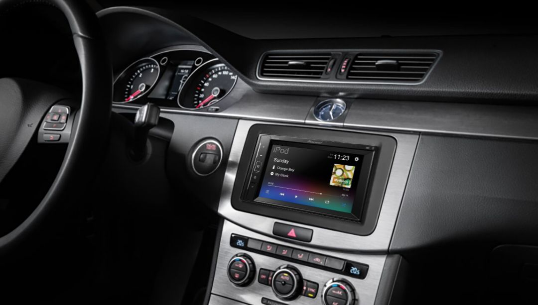 Intérieur d'une voiture avec un système stéréo Pioneer, montrant l'écran et les commandes.