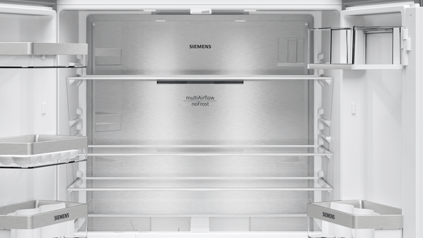 Raflar, çekmeceler ve SIEMENS logosu ile boş buzdolabı içi.