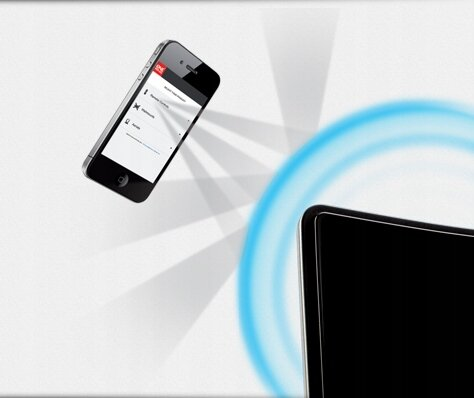 Smartfon wysyła dane do tabletu. Tło jest białe. Niebieski pierścień otacza tablet.