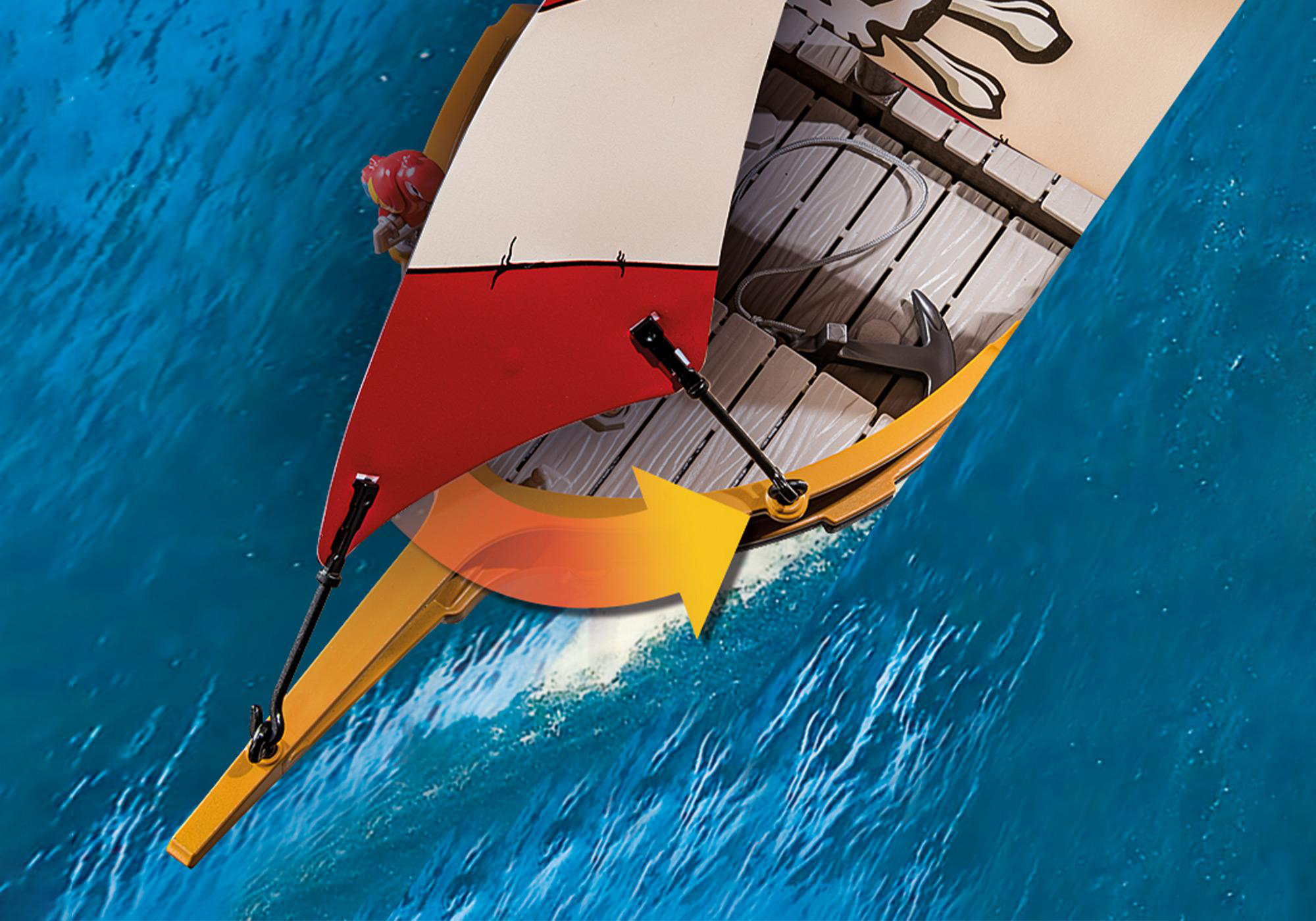 Ein Spielzeugboot, das auf blauem Wasser mit einem roten Segel segelt. Ein Pfeil zeigt seine Richtung an.