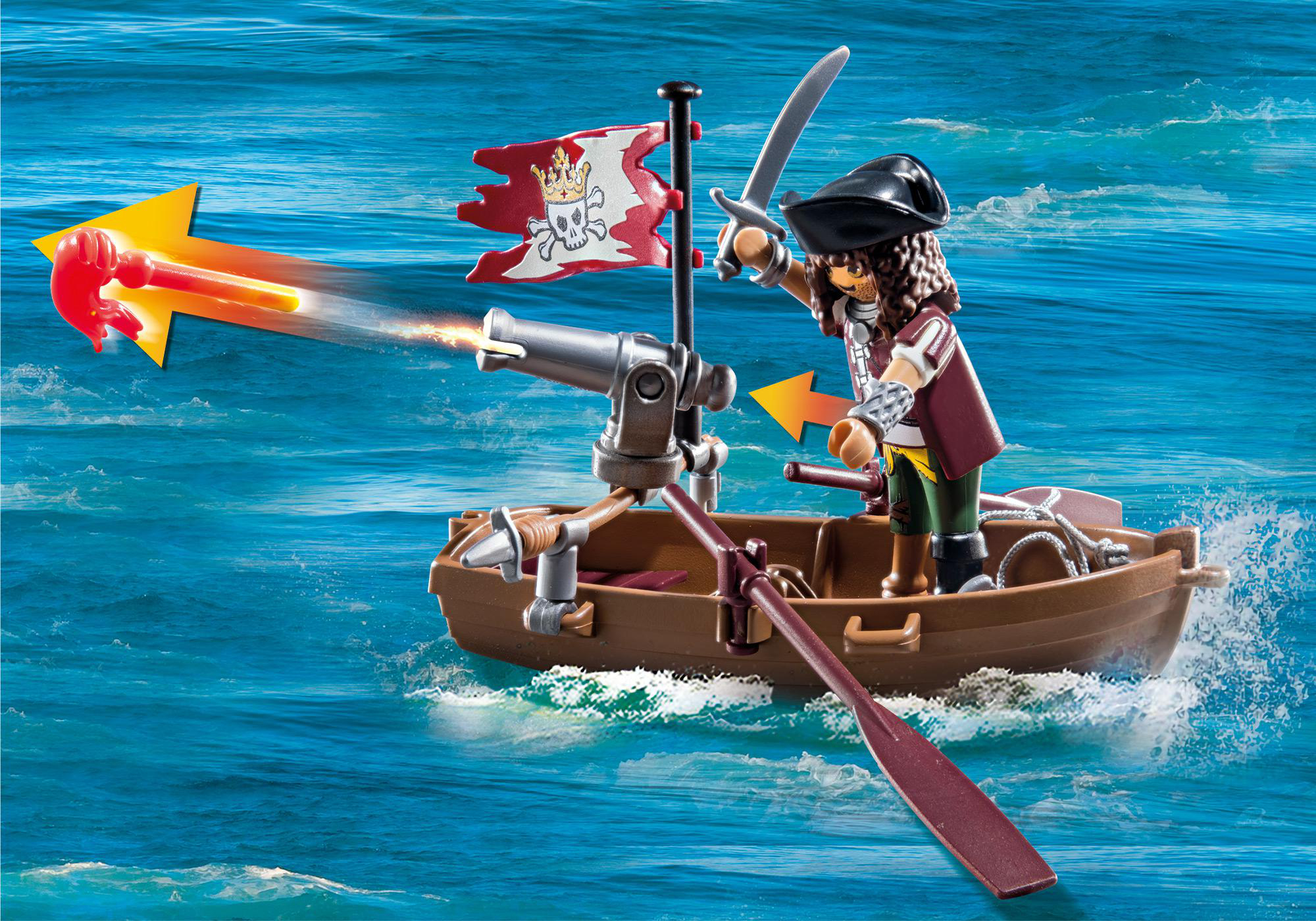 Pirat in einem Boot mit Kanone, die schießt. Eine Totenkopffahne weht. Blaues Wasser.
