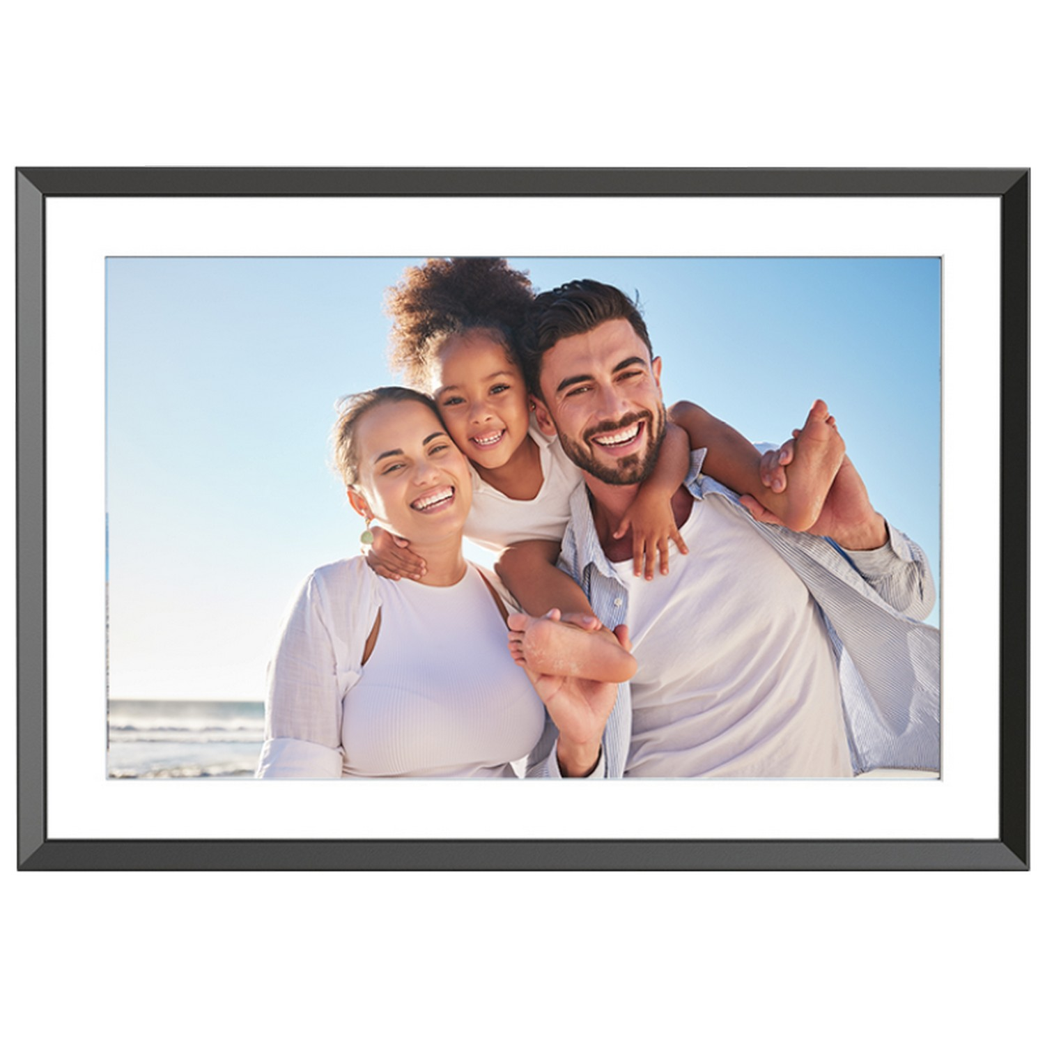 Een ingelijste familiefoto op een strand met een zonnige hemel.