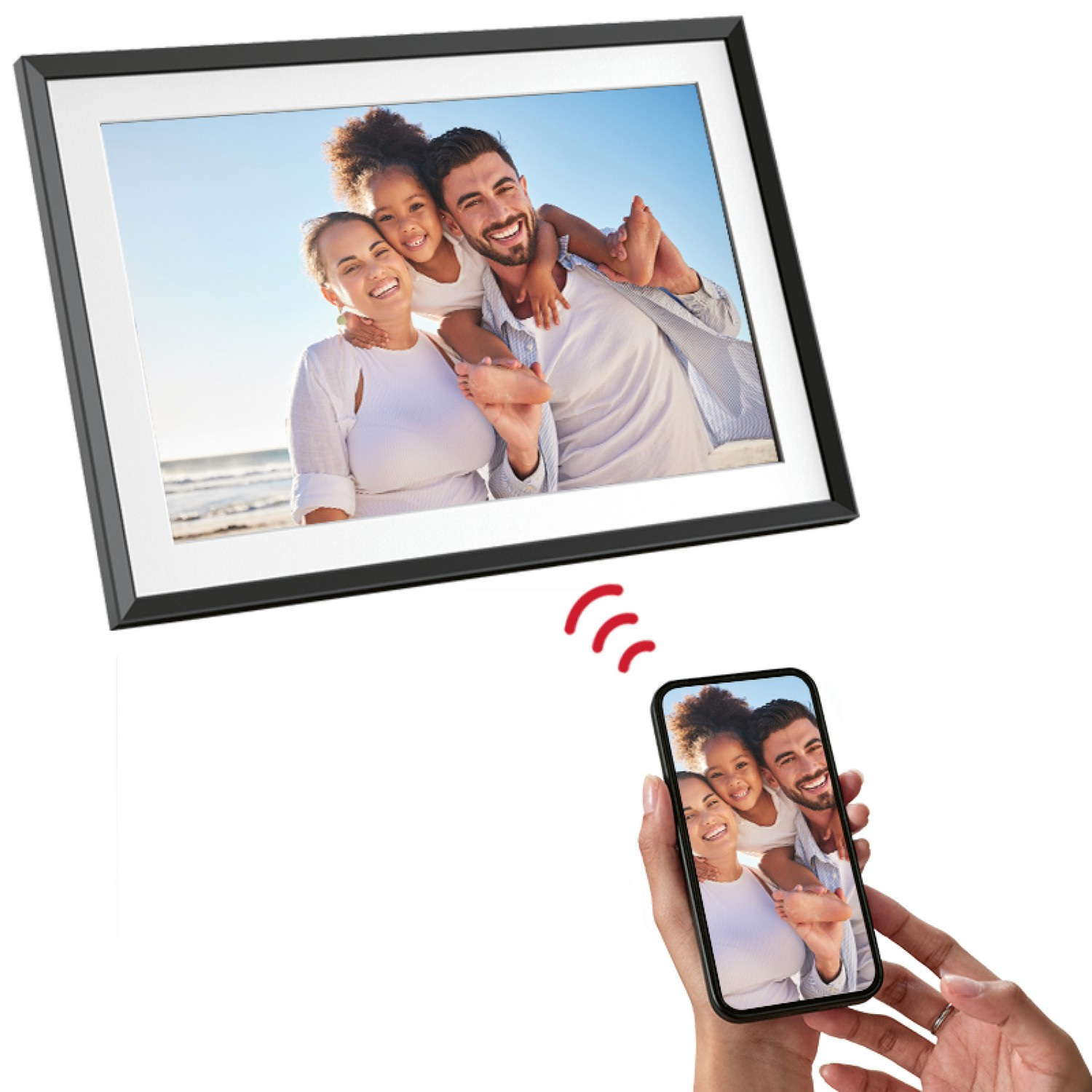 Een digitale fotolijst toont een familiefoto. Een telefoon toont dezelfde foto, draadloos verbonden.