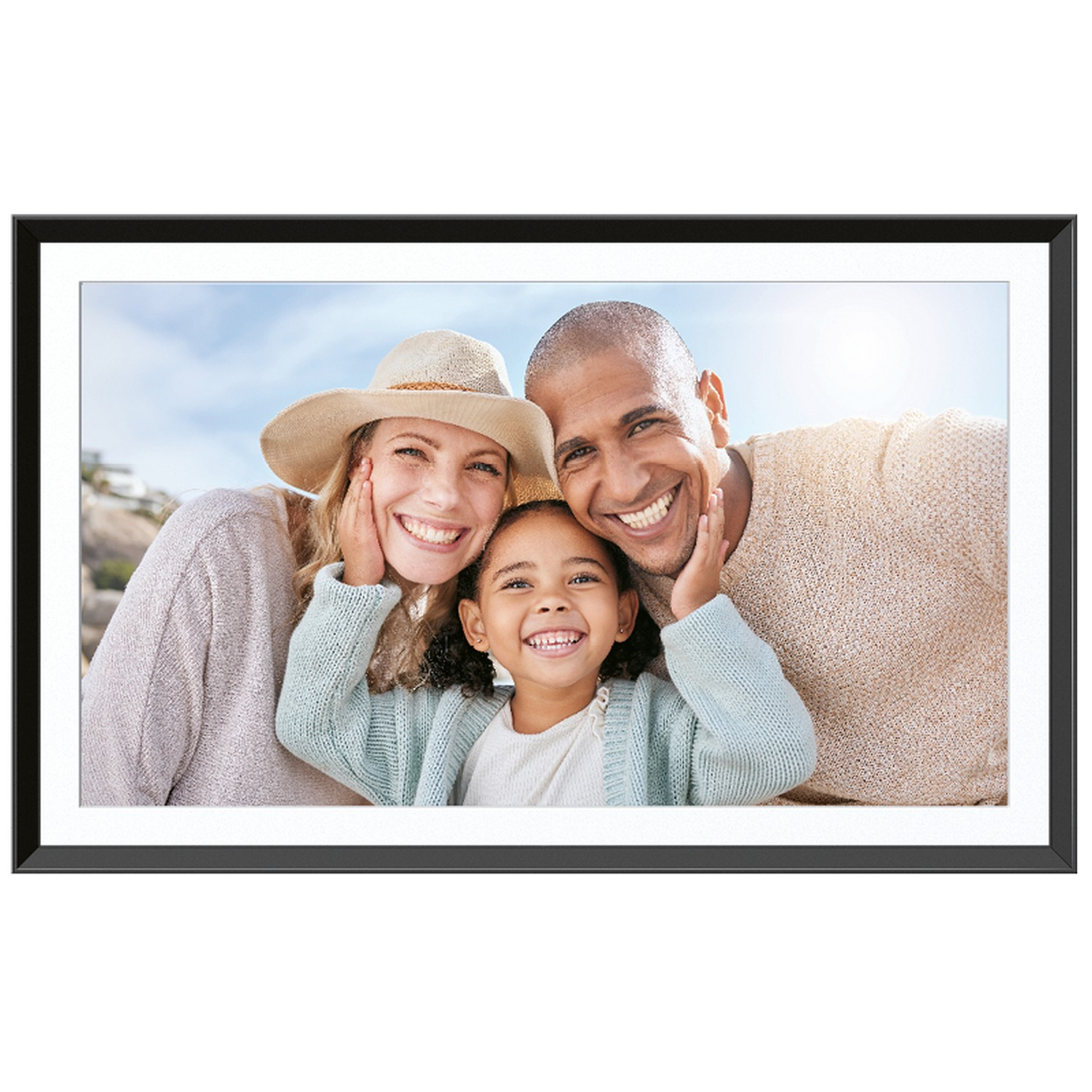 Portrait de famille. Père, mère et fille souriants. Fond: ciel bleu.