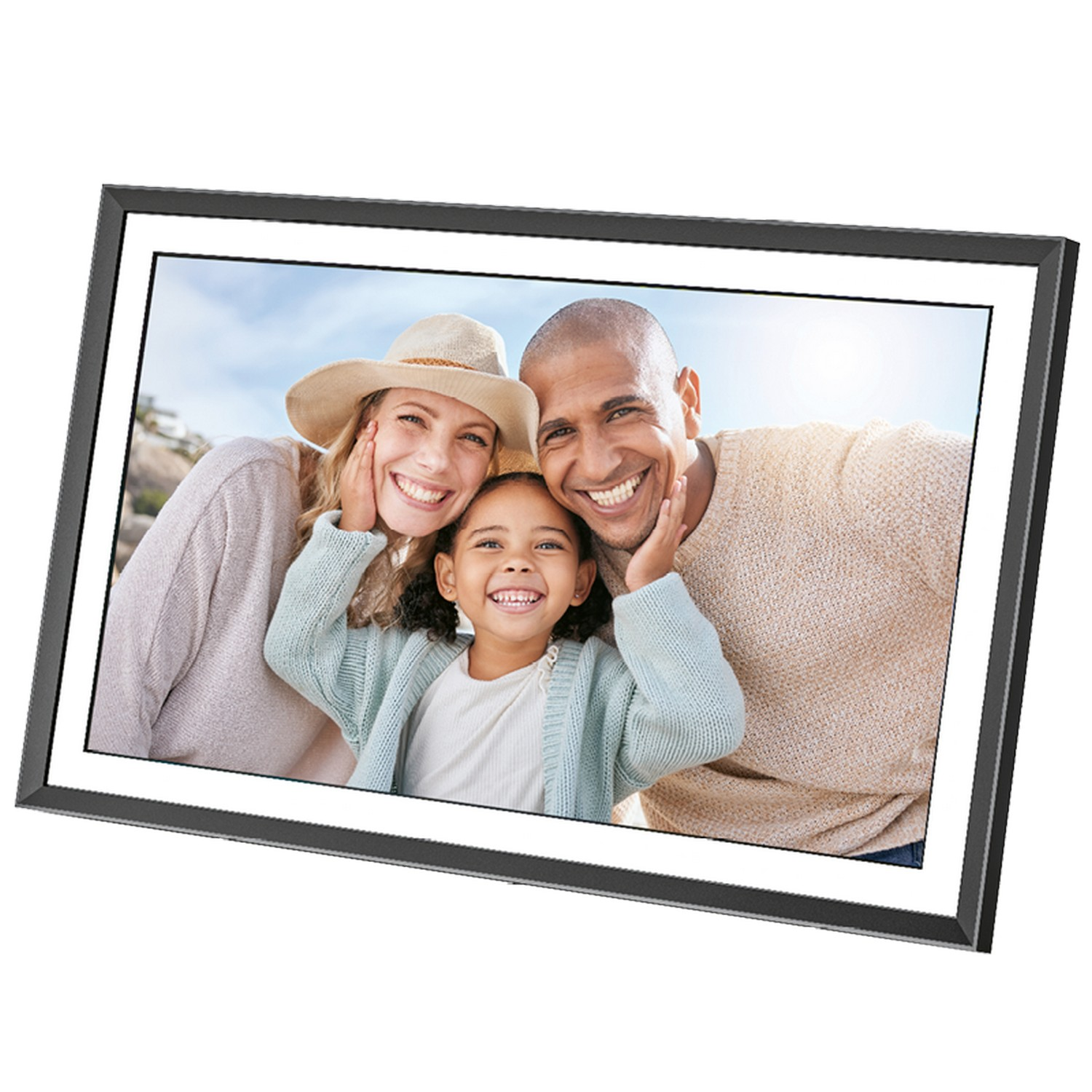 Portrait de famille dans un cadre noir. Deux adultes et un enfant sourient à la caméra.