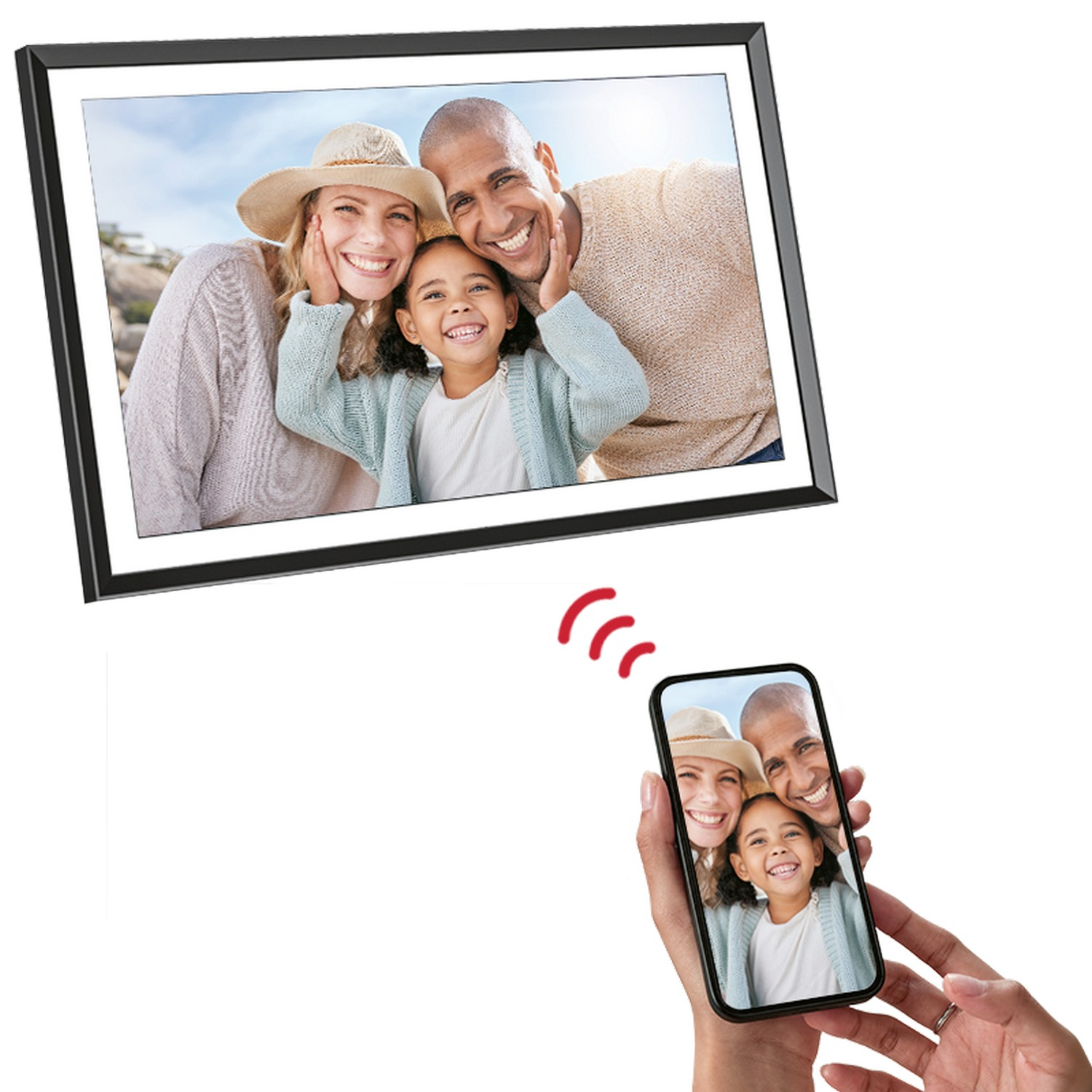 Un cadre photo numérique affichant une photo de famille, avec un smartphone affichant la même.
