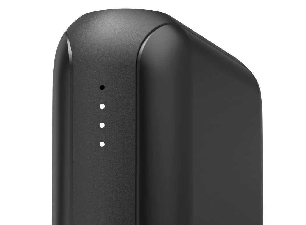 Czarny power bank z czterema białymi lampkami kontrolnymi. Urządzenie jest kompaktowe i prostokątne.