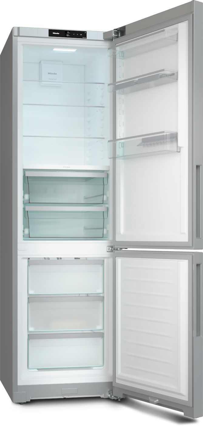 Ein offener silberner Kühlschrank mit Glasböden und Schubladen.