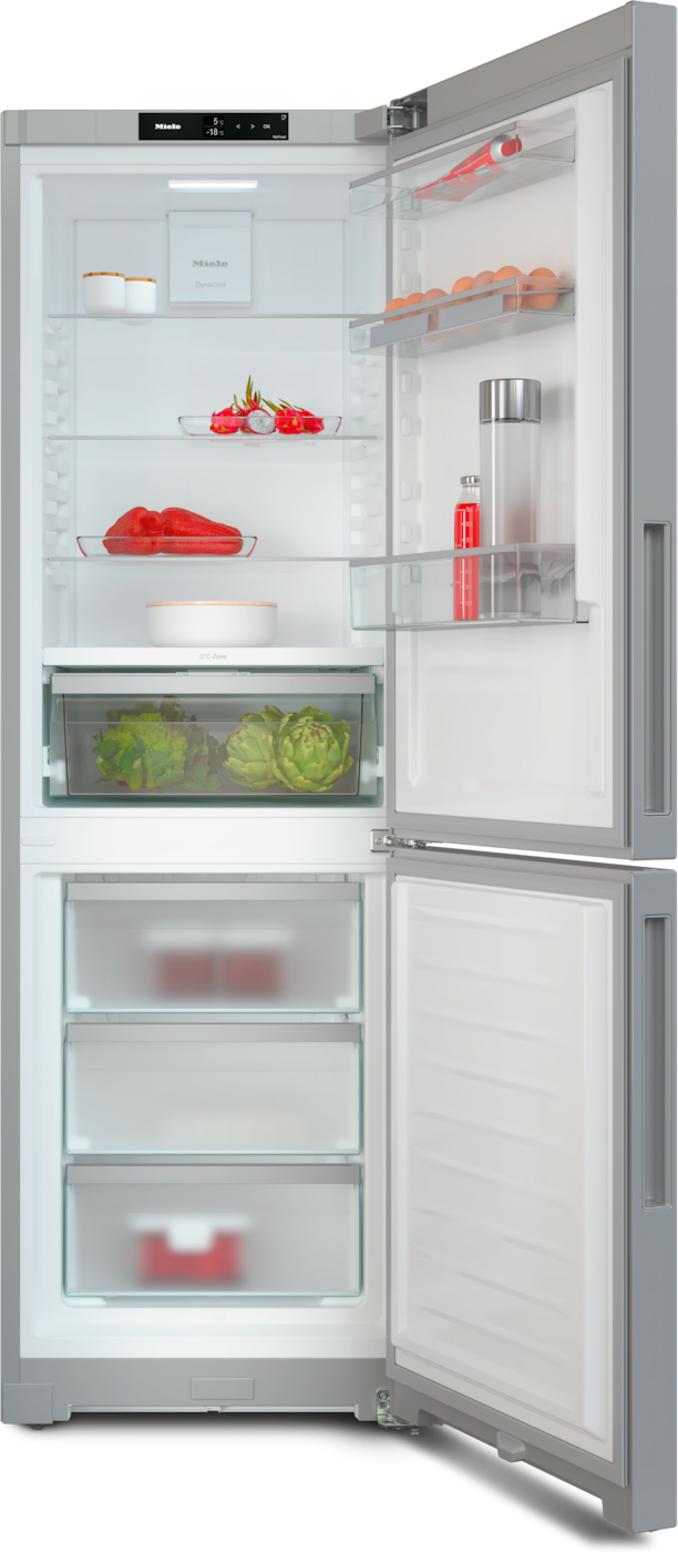 Offener Kühlschrank mit Eiern, Obst, Gemüse und Flaschen.