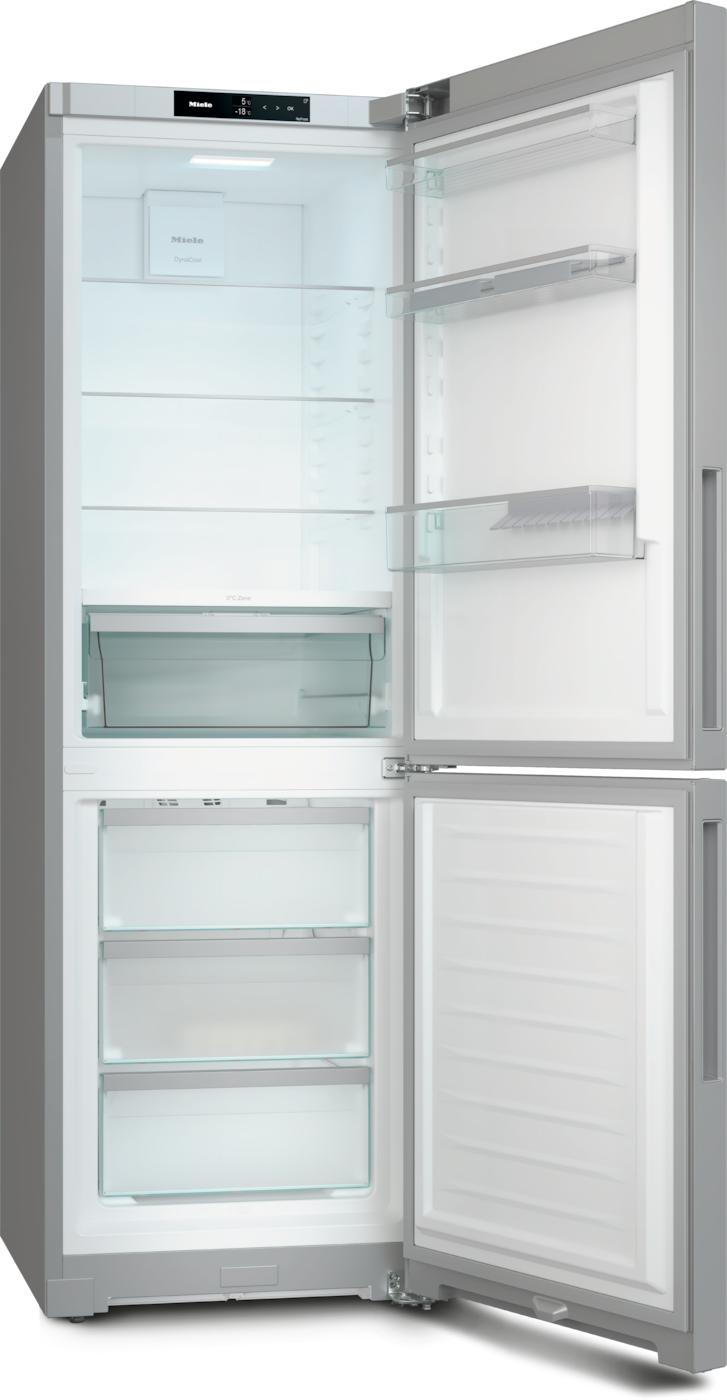 Ein moderner, silberner Kühlschrank mit offener Tür, Glasböden und Schubladen.
