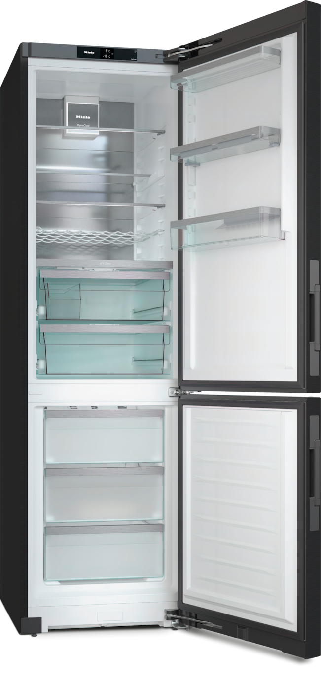 Ein leerer, offener Miele-Kühlschrank mit Glasböden und Schubladen.