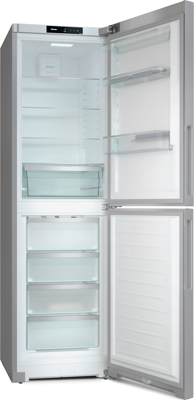 Ein offener silberner Kühlschrank mit Glasablagen und Schubladen.