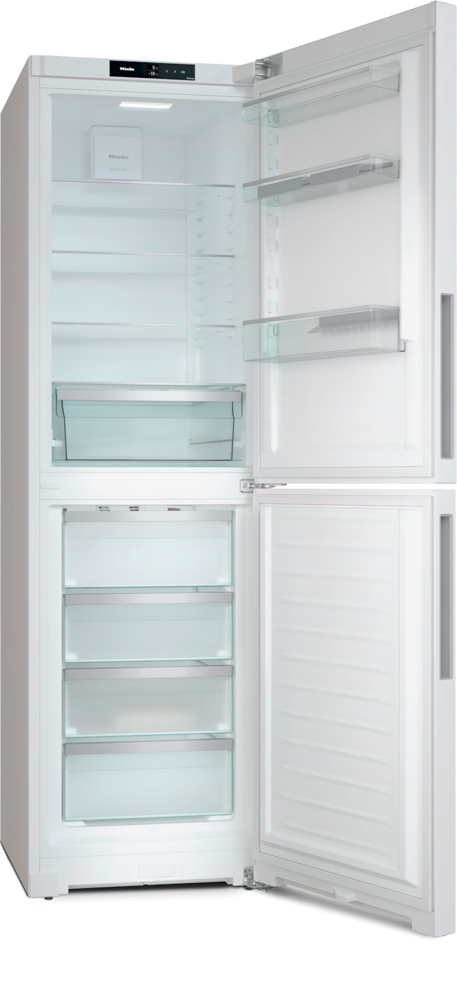 Ein weißer Kühlschrank mit geöffneter Tür und mehreren Glasfächern.