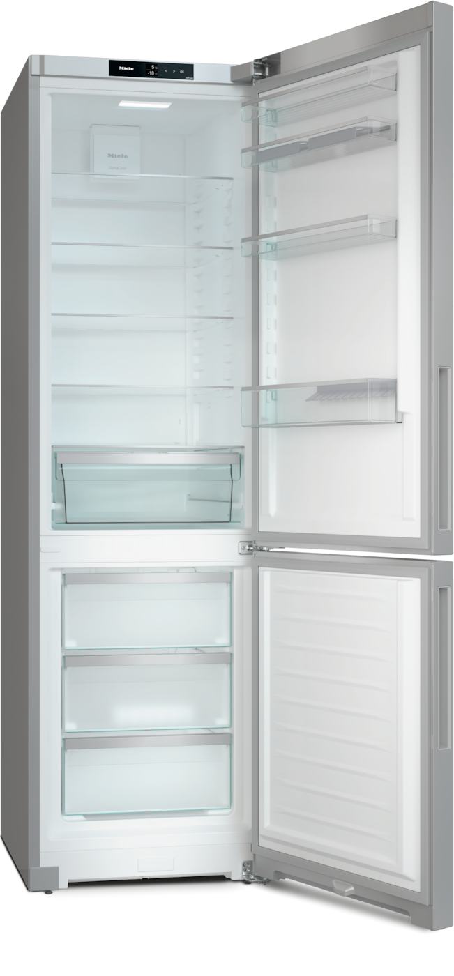 Ein offener, leerer Kühlschrank mit Tür auf der rechten Seite. Er hat Glasböden und Schubladen. Die Marke Miele ist sichtbar.