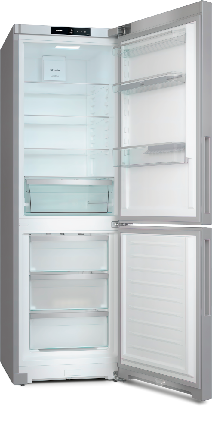 Ein offener, leerer Kühlschrank mit silbernem Gehäuse und Glasböden.