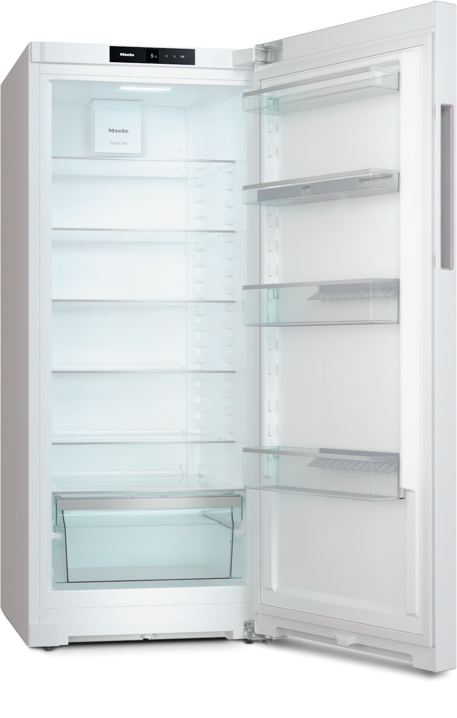 Ein weißer Kühlschrank mit offener Tür, Glasböden und einer Schublade.