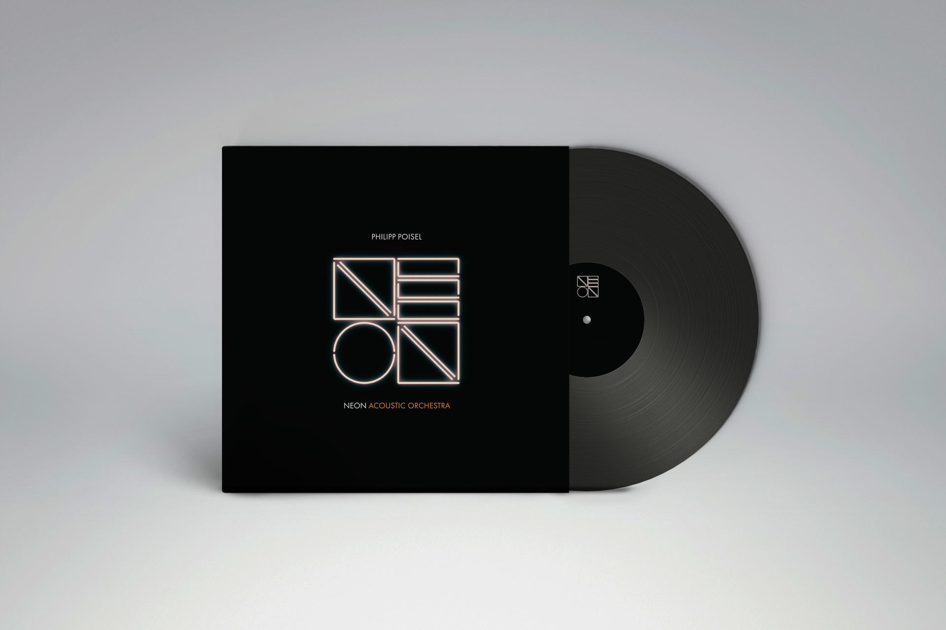 Eine Schallplatte neben ihrer schwarzen Albumhülle mit den Worten PHILLIP POISEL NEON ACOUSTIC ORCHESTRA.