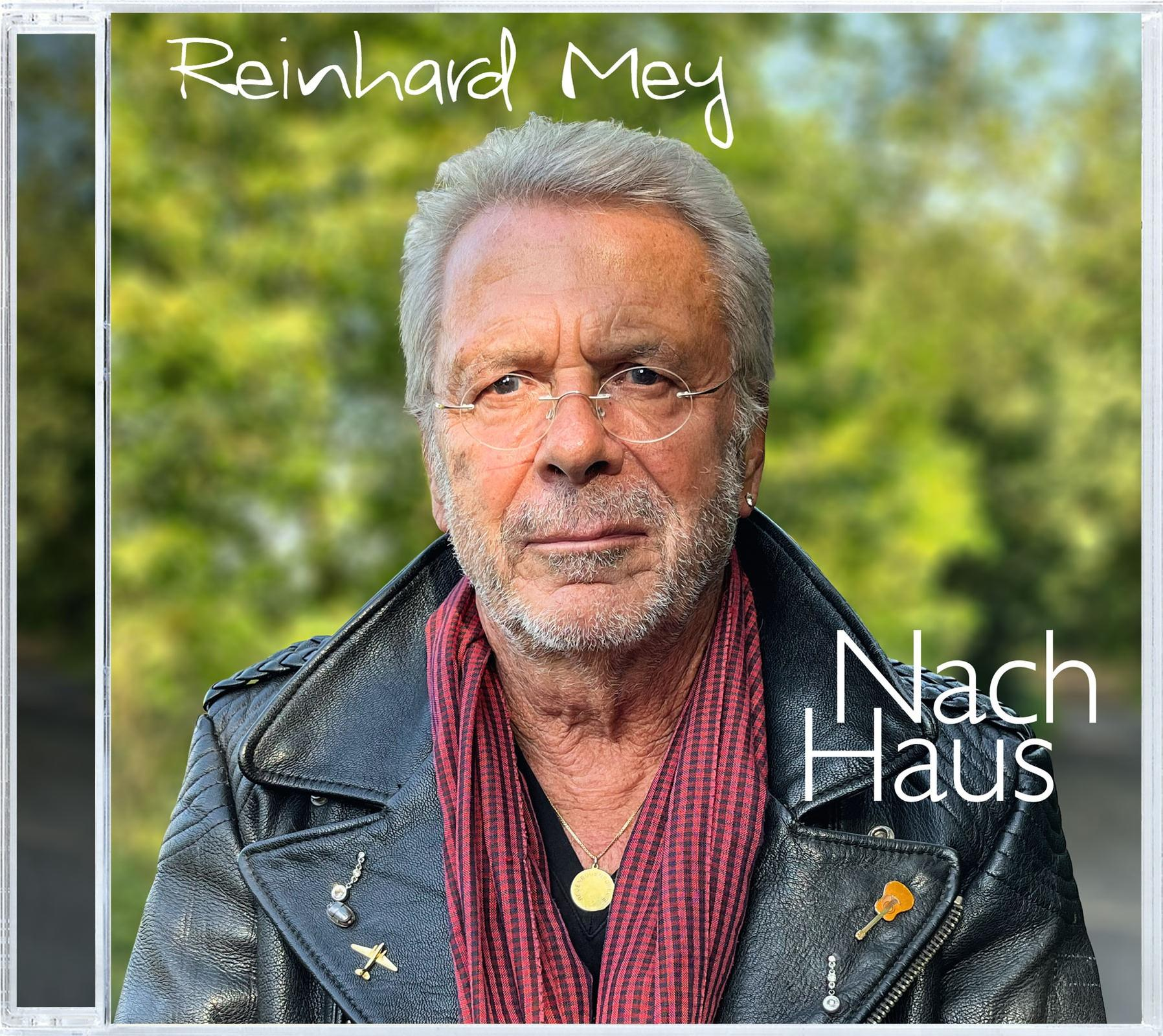 Reinhard Mey auf einem CD-Cover. Er trägt eine Lederjacke, Schal und Brille.