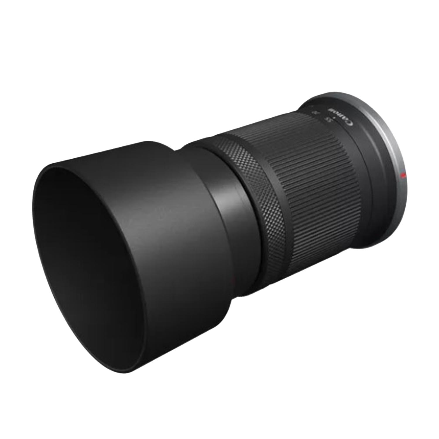 Un obiettivo della fotocamera con paraluce è mostrato su sfondo bianco.