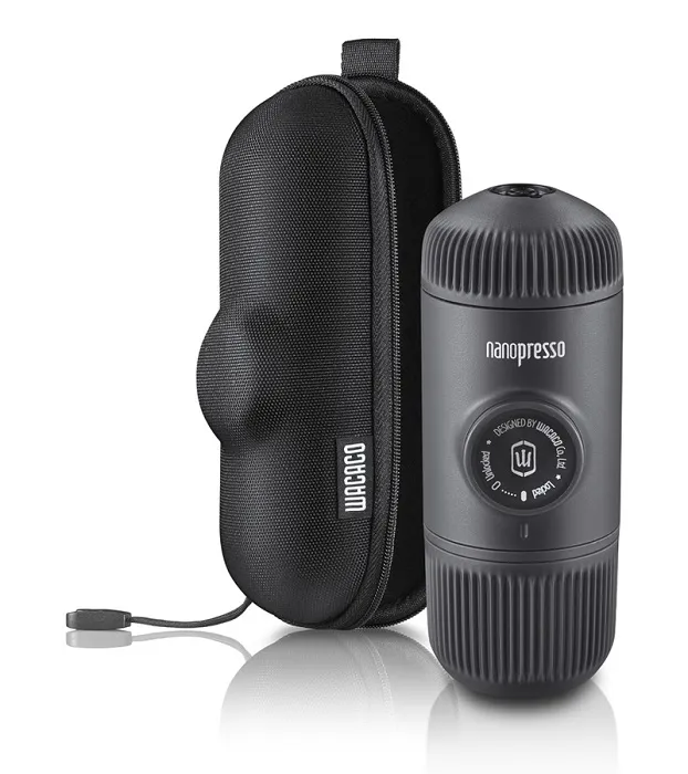 Fekete hordozható eszpresszógép fekete hordtáskával, 'nanopresso' és 'Wacaco' felirattal.