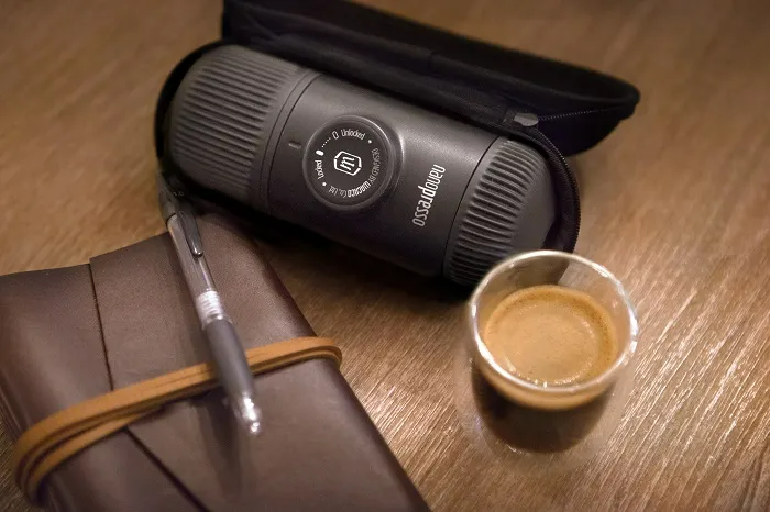 Kávé összeállítás: Nanopresso, bőr napló, toll és egy kétrétegű üveg eszpresszóval.