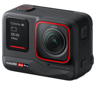 Czarna kamera Insta360 Ace Pro. Czerwone akcenty. Obiektyw Leica. Ekran wyświetla czas i nagrywanie.