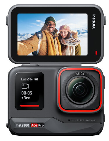 Kamera Insta360 Ace Pro pokazująca selfie pary. Ekran kamery jest włączony.