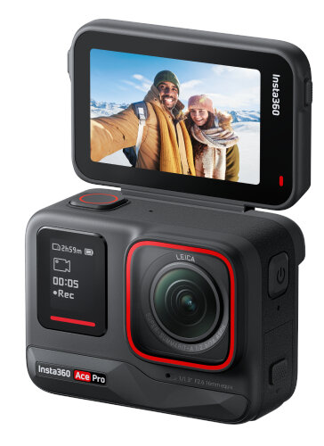Kamera Insta360 z ekranem pokazującym dwie osoby na zewnątrz.