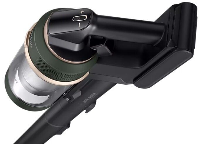 Kobieta używa szczoteczki do twarzy na czole i policzkach.